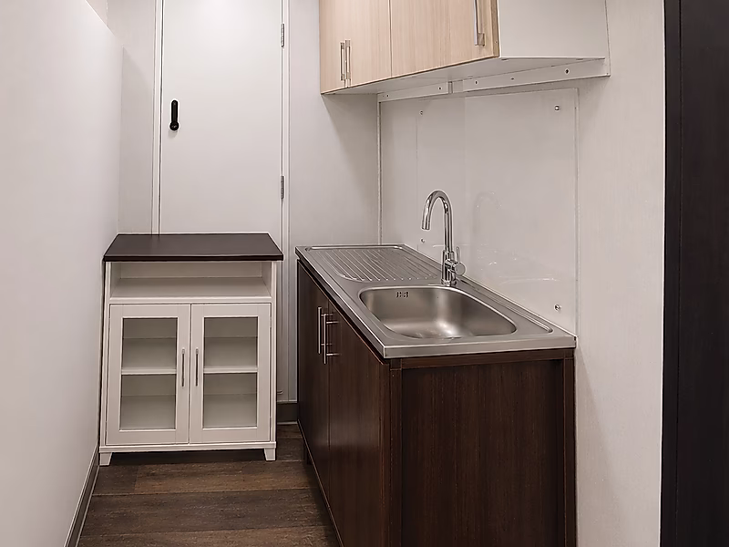 Luxury Fitted Office for Rent | Prime Amenities - Photo 8