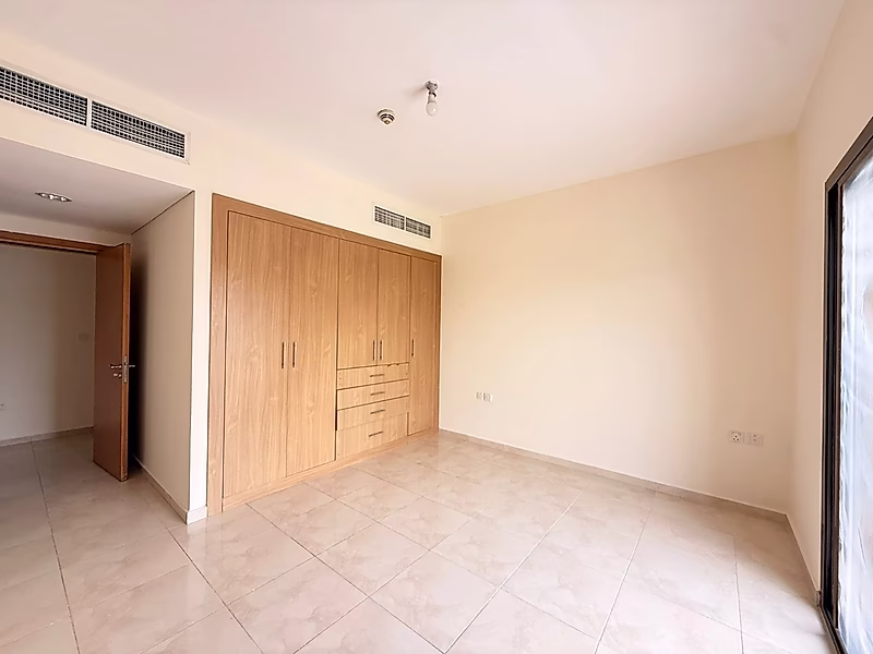 Elegant 3BR Residence Overlooking the Stadium – Fox Hills - Photo 5