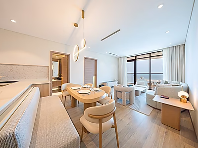 Luxurious BEACH ACCESS 2BR Oasis with Skyline Views