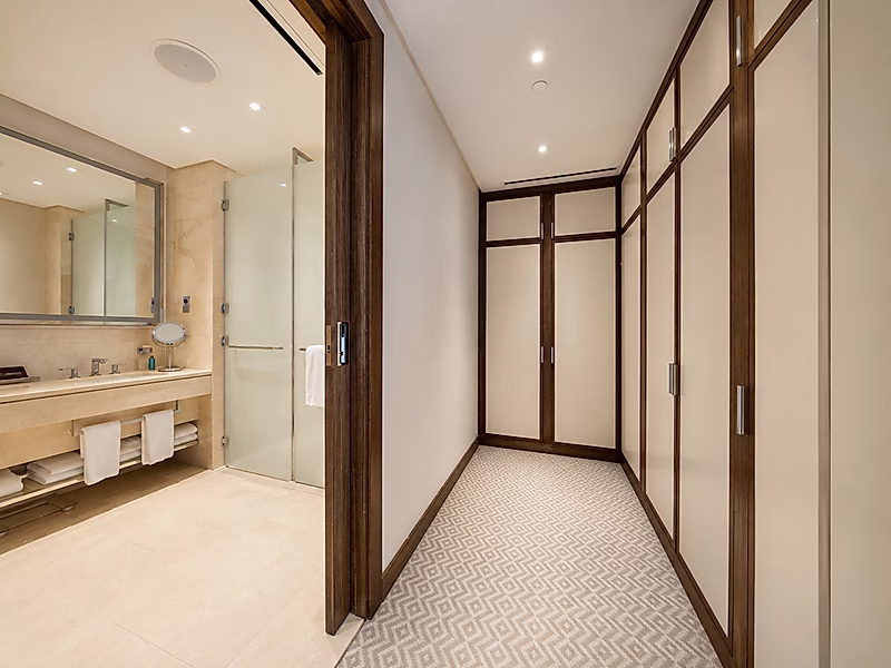 PRESTIGIOUS FAMILY LIVING! 4-BR DUPLEX APARTMENT - Photo 12