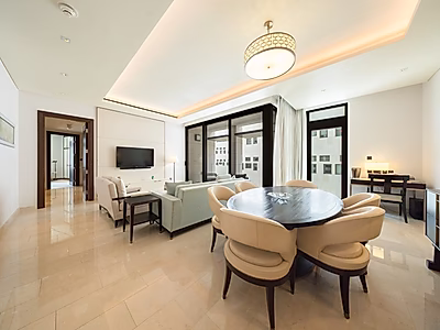 ELEGANT CITY LIVING! SPACIOUS 3-BR WITH BALCONY