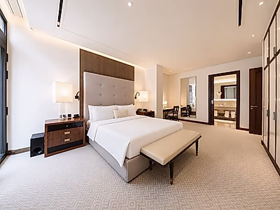 ELEGANT CITY LIVING! SPACIOUS 3-BR WITH BALCONY