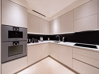 ELEGANT CITY LIVING! SPACIOUS 3-BR WITH BALCONY