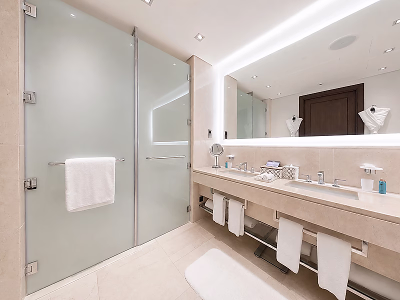 ELEGANT CITY LIVING! SPACIOUS 3-BR WITH BALCONY - Photo 9