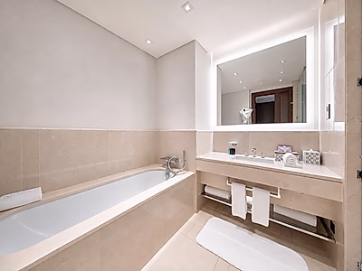 ELEGANT CITY LIVING! SPACIOUS 3-BR WITH BALCONY