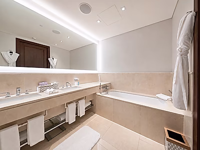 ELEGANT CITY LIVING! SPACIOUS 3-BR WITH BALCONY