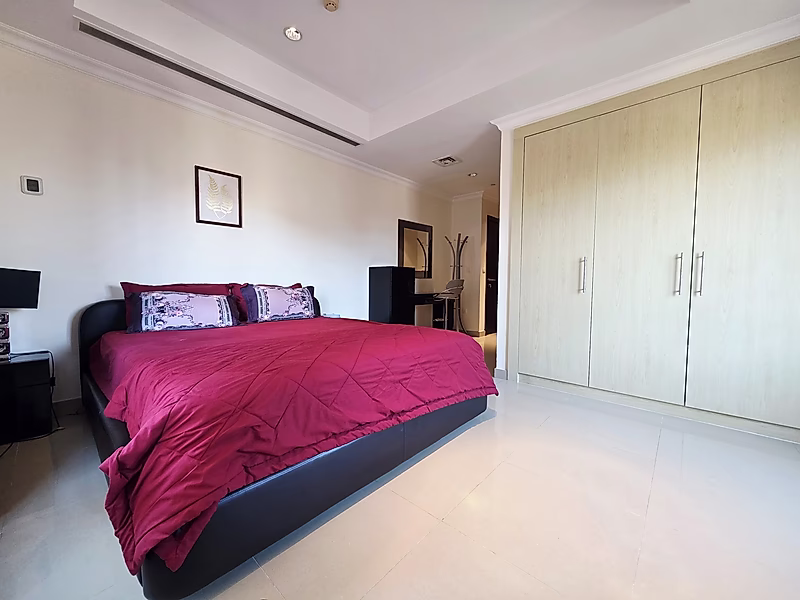 Fully Furnished 2-Bedroom Apartment – Porto Arabia with Marina-View Balcony - Photo 13