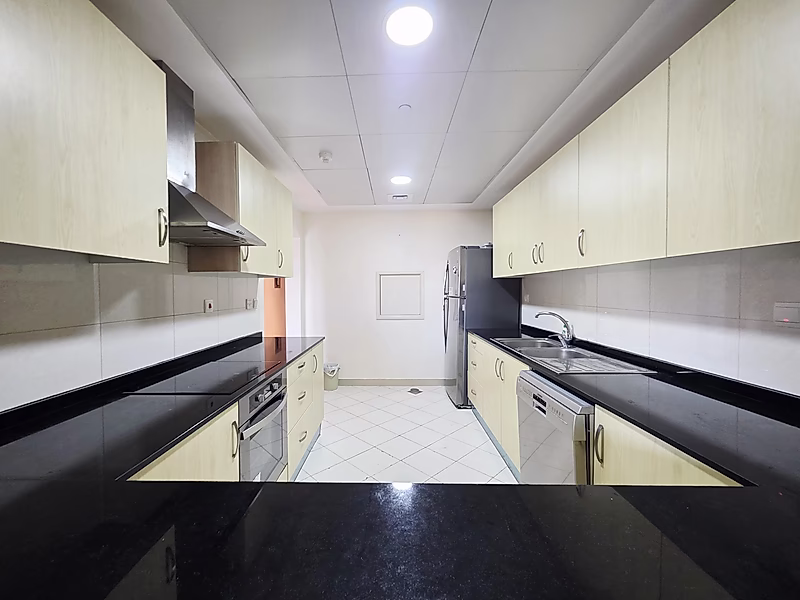 Fully Furnished 2-Bedroom Apartment – Porto Arabia with Marina-View Balcony - Photo 23