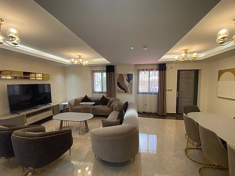 Spacious Luxury Villa with Elegant Interiors - Photo 18