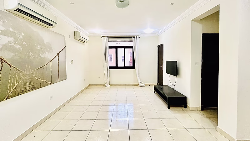COZY 7-BEDROOM COMPOUND VILLA IN ABU HAMOUR - Photo 2