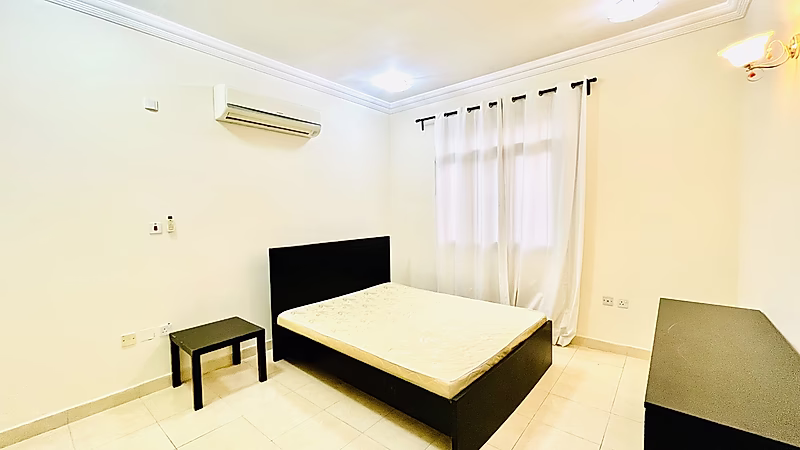 COZY 7-BEDROOM COMPOUND VILLA IN ABU HAMOUR - Photo 3