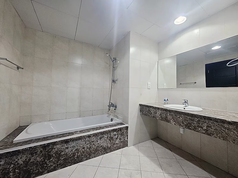 Spacious 1-Bedroom Apartment in Premium Tower - Photo 5