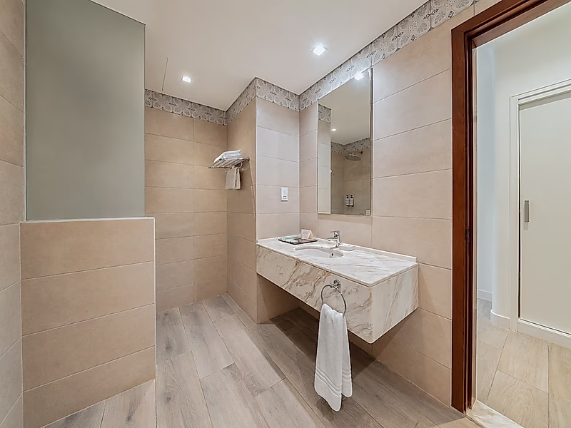 ALL-INCLUSIVE 2-BEDROOM APARTMENT COASTAL LIVING | CORNICHE - Photo 5
