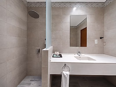 PREMIUM 3BR SERVICED RESIDENCE NEAR THE BEACH