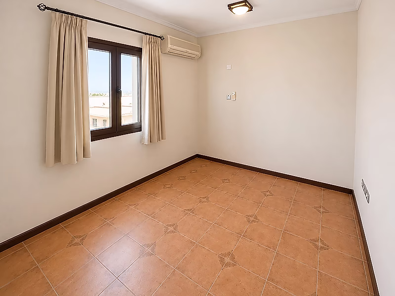 Spacious 4-Bedroom + Maid Villa in Al Hilal - Photo 4