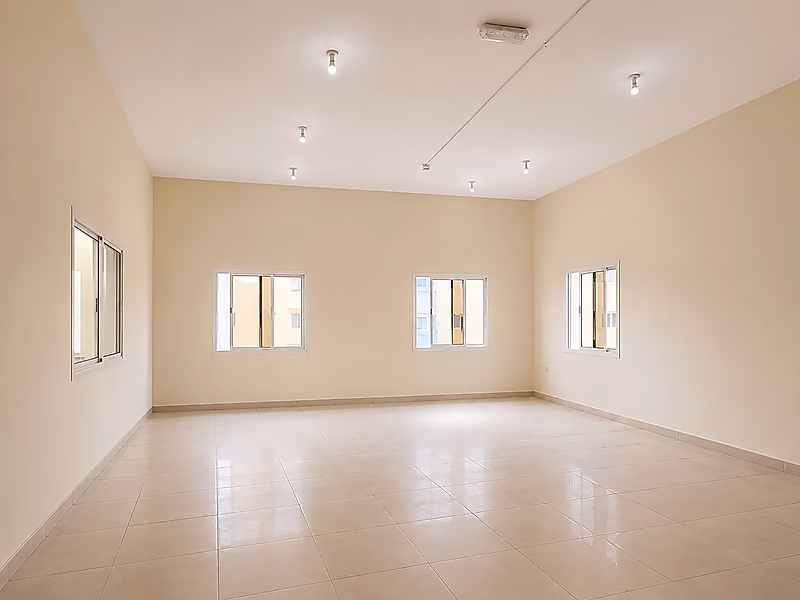 Premium Commercial Warehouse Compound | Birket Al Awamer | Warehouse + Showroom + Offices + Labor Accommodation - Photo 3