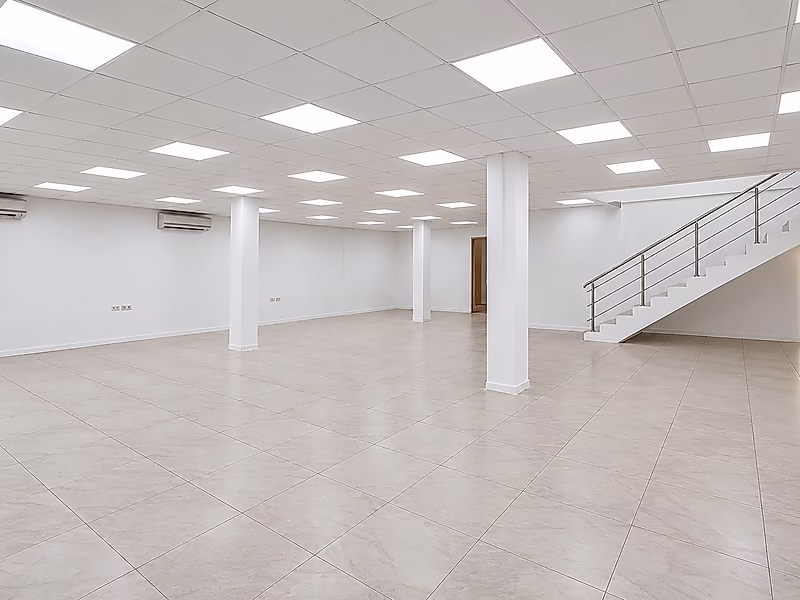Warehouse for Rent in Old Industrial Area - Photo 2