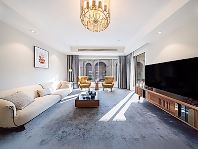 Chic Urban Retreat | Luxurious Amenities