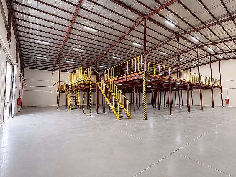 Newly Renovated Warehouse With 21 Staff Rooms - Photo 1