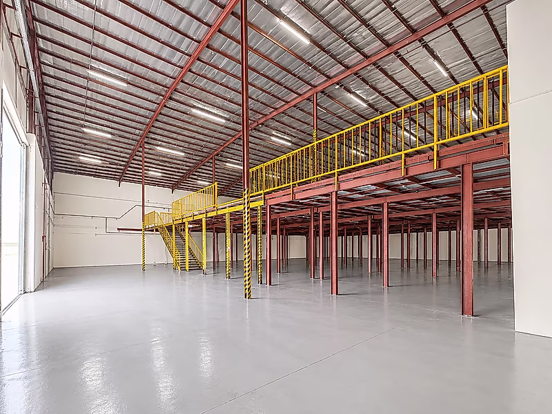 SALE! Newly renovated warehouse+21 Staff rooms - Photo 2