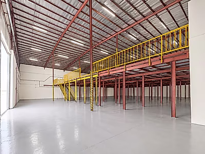 SALE! Newly renovated warehouse+21 Staff rooms
