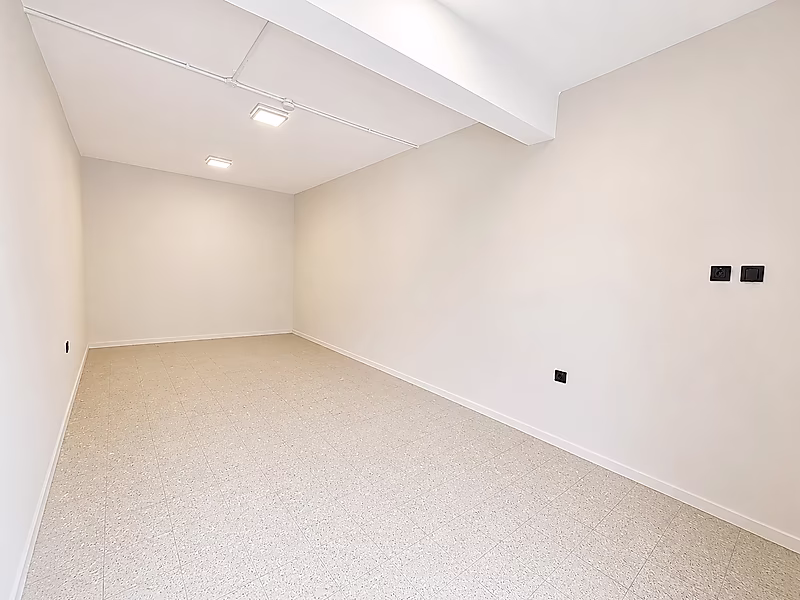 Newly Renovated Warehouse With 21 Staff Rooms - Photo 21