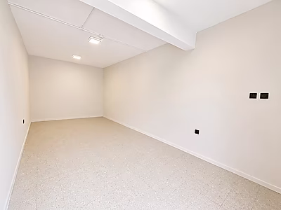 SALE! Newly renovated warehouse+21 Staff rooms