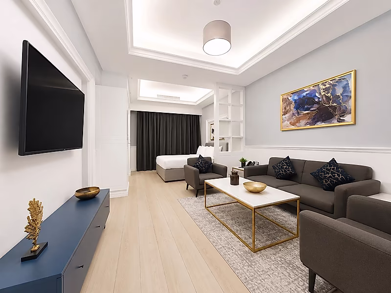 MOVE IN READY STUDIO IN A PRIME CITY LOCATION - Photo 3