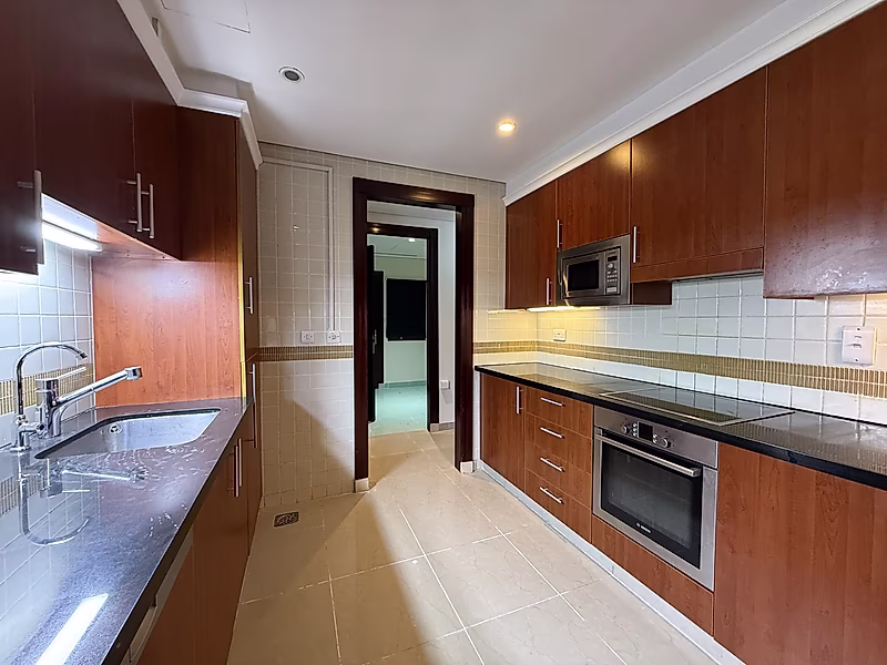 Exquisite 4BR Townhouse | Modern Living - Photo 8