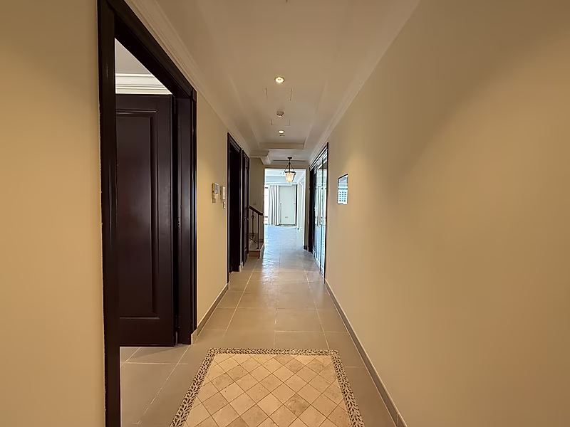Exquisite 4BR Townhouse | Modern Living - Photo 43