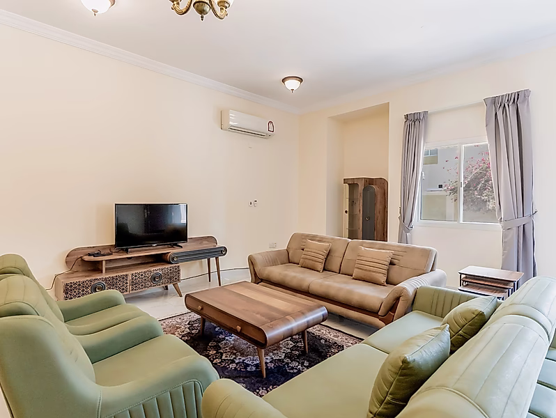 SPACIOUS 5BR UNFURNISHED COMPOUND VILLA - Photo 1