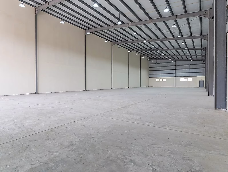 Warehouse for Sale with Labour Camp and Offices – 5000 sqm - Photo 2
