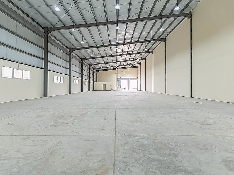 Warehouse for Sale with Labour Camp and Offices – 5000 sqm - Photo 4