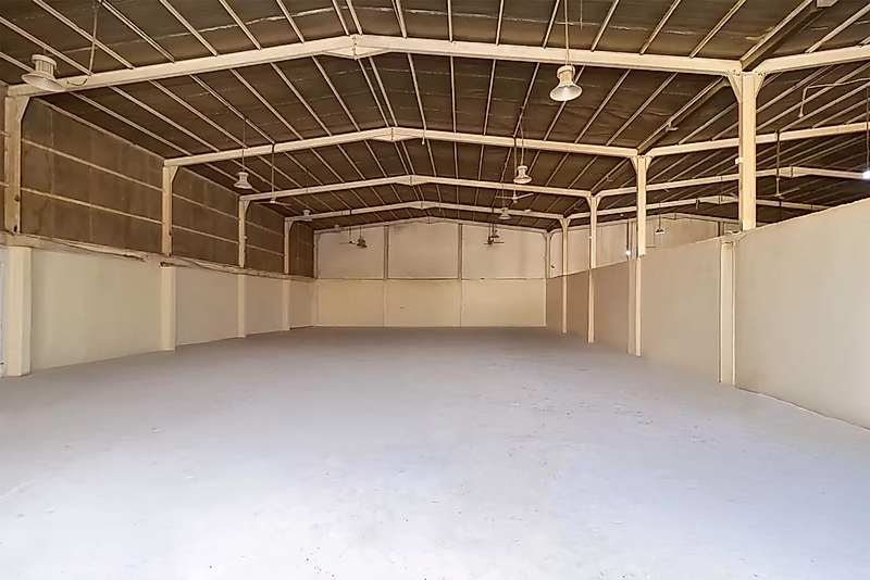 Aluminum Workshop & Carpentry with Labor Rooms For Rent in Industrial Area - Photo 3