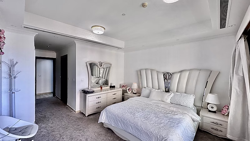 Semi Furnished 1 BR + Office | High Floor | Balcony - Photo 4