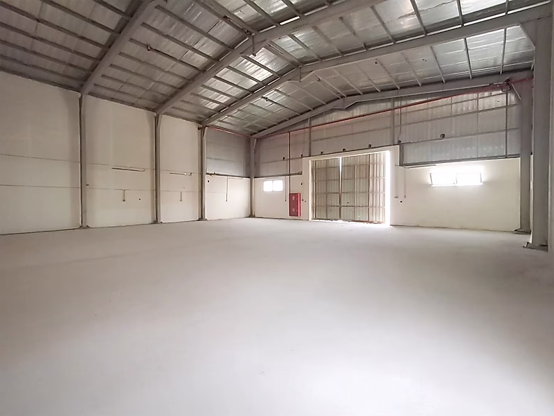 For Sale: Labor Camp with 42 Rooms and 3 Warehouses in Prime Industrial Area - Photo 1