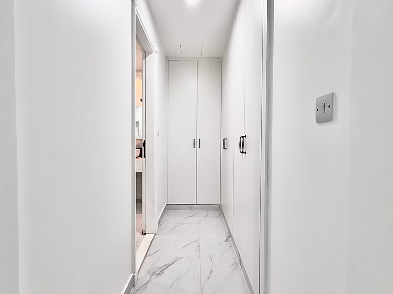 Luxury Refurbished 2 Bedroom | Premium Materials & High Floor Living - Photo 5
