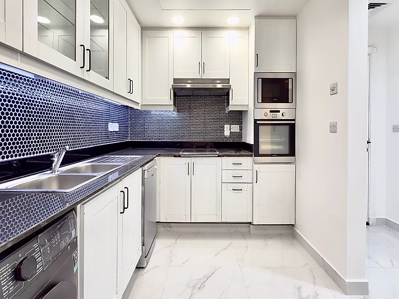 Luxury Refurbished 2 Bedroom | Premium Materials & High Floor Living - Photo 6