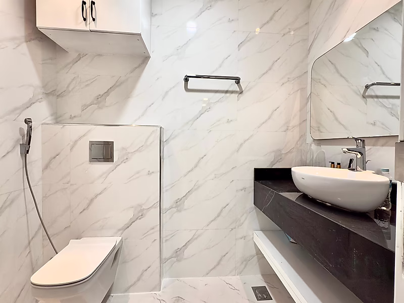 Luxury Refurbished 2 Bedroom | Premium Materials & High Floor Living - Photo 12