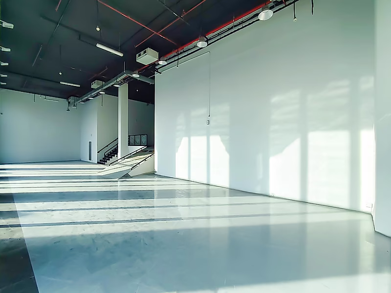 PRIME LOCATION || HIGH CEILING SHOWROOM || PANORAMIC WINDOWS || DEDICATED BASEMENT PARKING - Photo 2