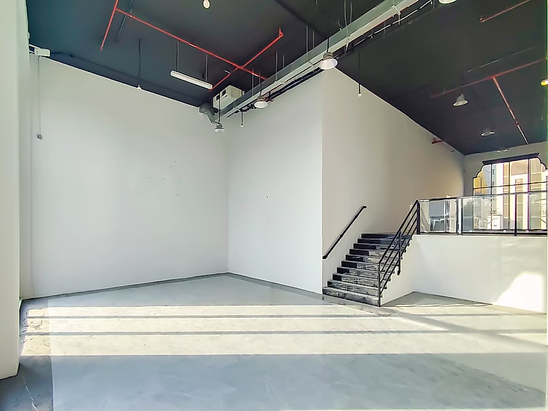 PRIME LOCATION || HIGH CEILING SHOWROOM || PANORAMIC WINDOWS || DEDICATED BASEMENT PARKING - Photo 5
