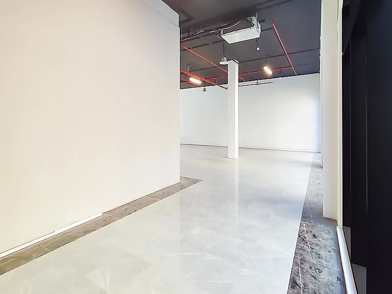 PRIME LOCATION || HIGH CEILING SHOWROOM || PANORAMIC WINDOWS || DEDICATED BASEMENT PARKING - Photo 8