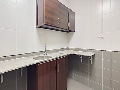 PRIME LOCATION || HIGH CEILING SHOWROOM || PANORAMIC WINDOWS || DEDICATED BASEMENT PARKING