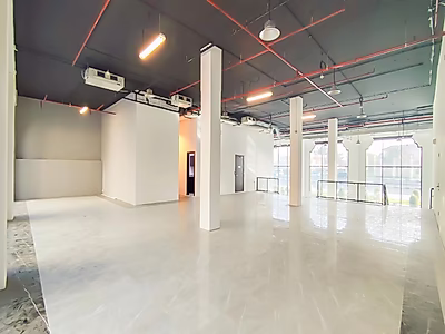 PRIME LOCATION || HIGH CEILING SHOWROOM || PANORAMIC WINDOWS || DEDICATED BASEMENT PARKING