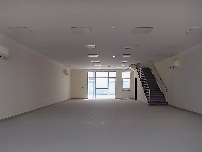 MODERN LOGISTICS HUB WITH SHOWROOM AND OFFICES - Photo 2
