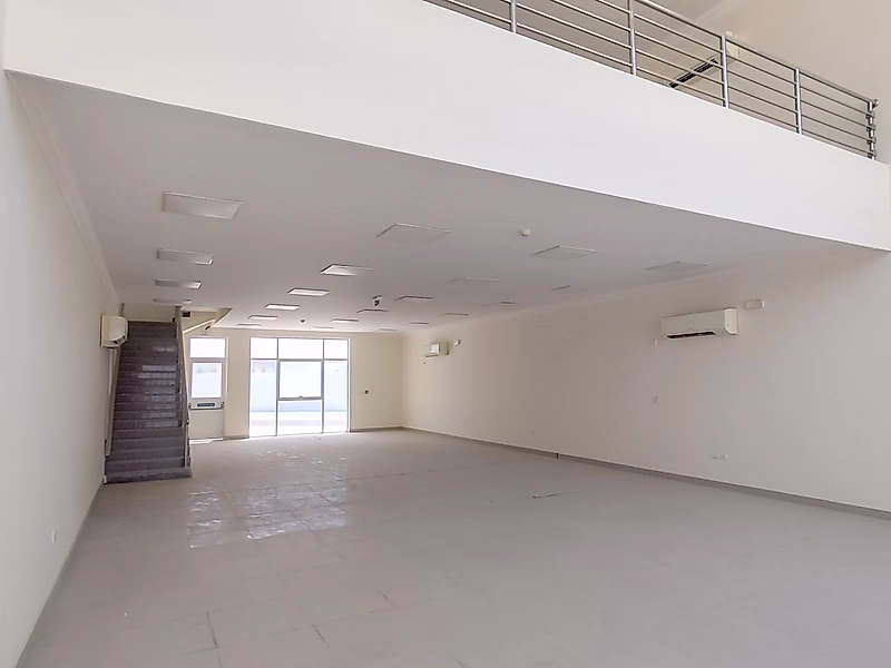 MODERN LOGISTICS HUB WITH SHOWROOM AND OFFICES - Photo 4