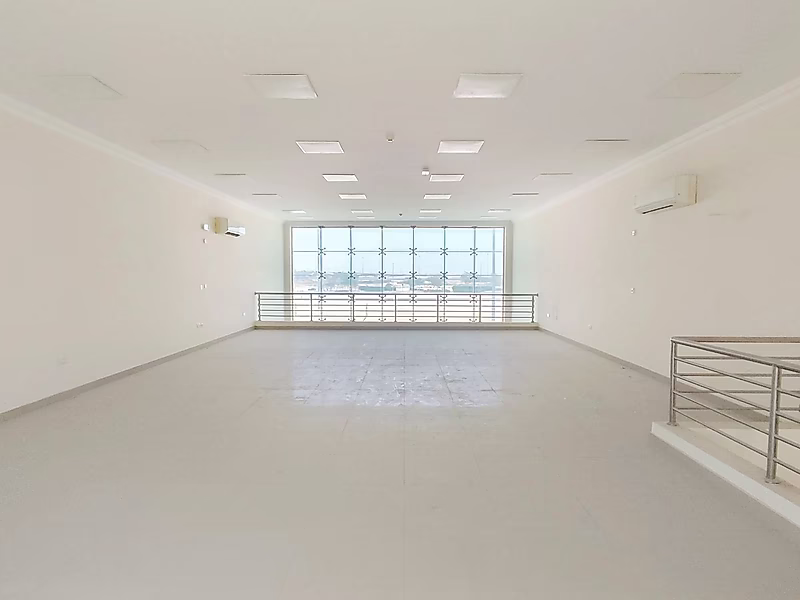 MODERN LOGISTICS HUB WITH SHOWROOM AND OFFICES - Photo 5