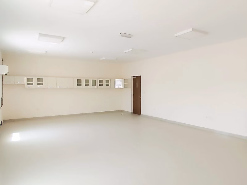 MODERN LOGISTICS HUB WITH SHOWROOM AND OFFICES - Photo 8