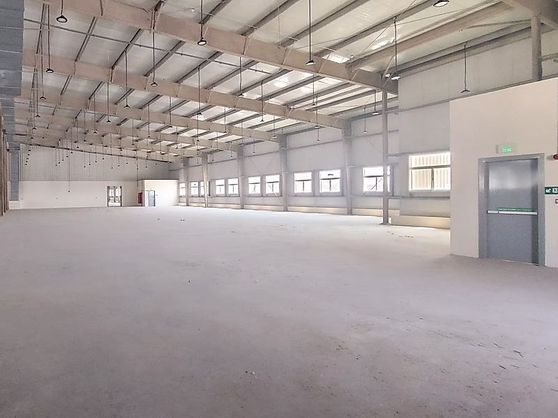 MODERN LOGISTICS HUB WITH SHOWROOM AND OFFICES - Photo 16