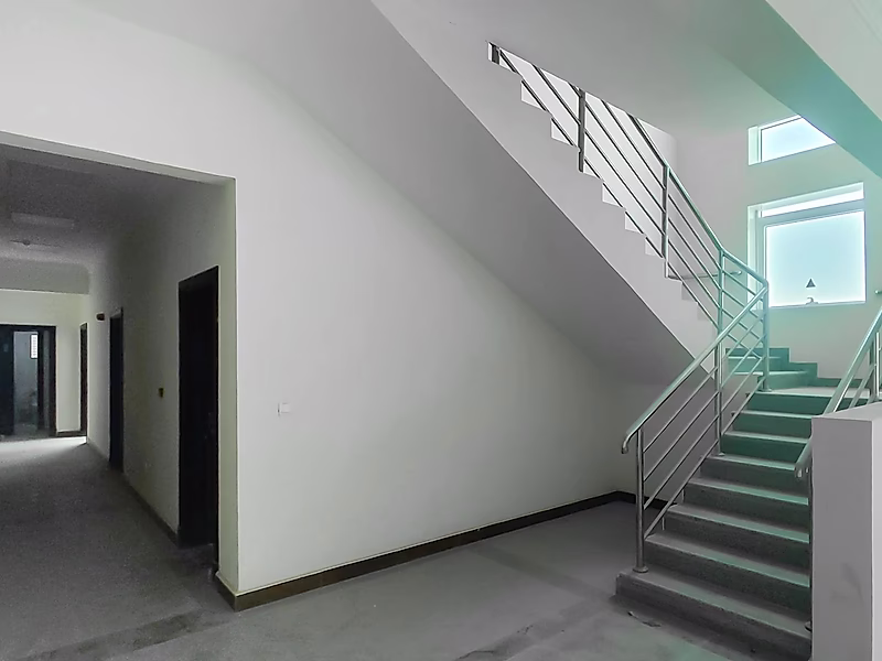 MODERN LOGISTICS HUB WITH SHOWROOM AND OFFICES - Photo 19
